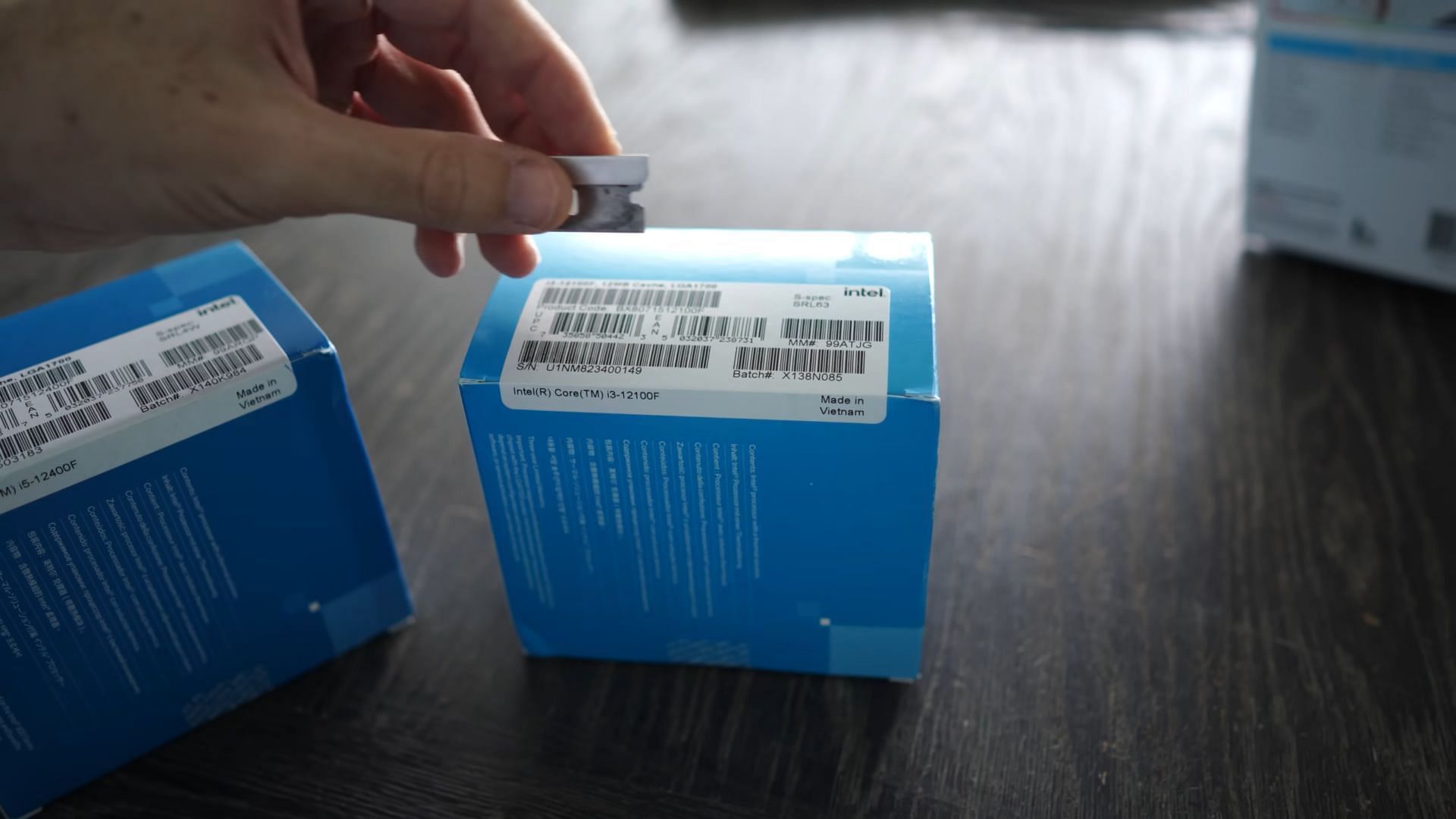 The Intel Core i5-12400F's retail box (Imghe via TecghYesCity/YouTube)